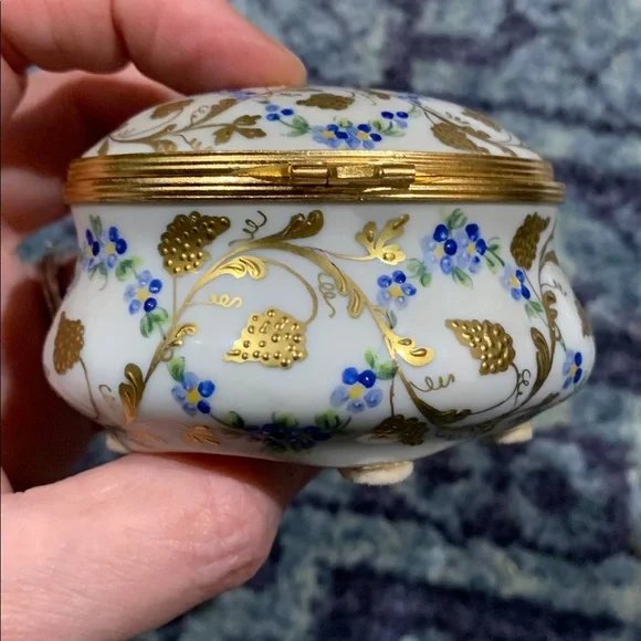 Vintage French Floral Ceramic very ornate Limoges trinket box w hinged lid - Picture 5 of 11